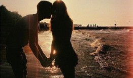 情侣背影吃瓜视频,情侣吃瓜视频引发网友热议