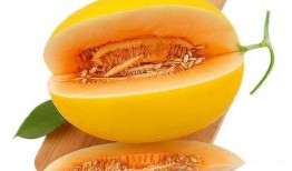 三兄弟吃蜜瓜,甜蜜时光传递亲情