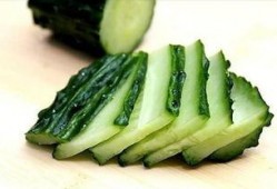 侄媳在家吃瓜,侄媳家的温馨食趣