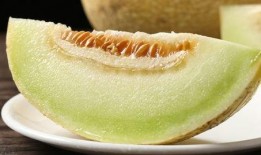 三兄弟吃蜜瓜,甜蜜时光传递亲情