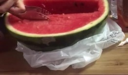 八人寝室吃瓜,揭秘校园生活那些事儿