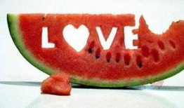 八人寝室吃瓜,揭秘校园生活那些事儿