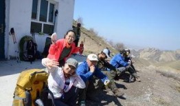 新疆领队吃瓜,瓜果飘香话丰收