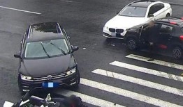 遇到车祸现场吃瓜,车祸现场“吃瓜”众生相