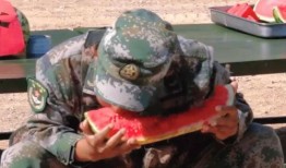 军营吃瓜比赛全集,热血战士的清凉夏日狂欢