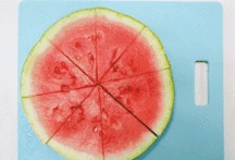 坐在瓜地上吃西瓜,夏日里的悠闲西瓜时光