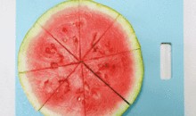 坐在瓜地上吃西瓜,夏日里的悠闲西瓜时光