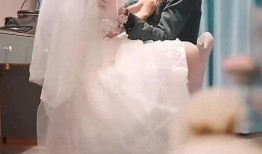 新郎吃瓜吃到自己