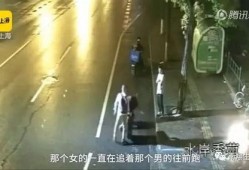 夫妻吃瓜楼下吵架