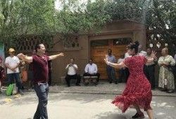 路过的吃瓜观众,揭秘现场幕后故事