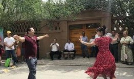 路过的吃瓜观众,揭秘现场幕后故事