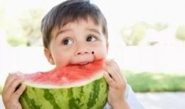 湖南小孩吃瓜,湖南小孩的夏日“甜蜜”瓜果时光