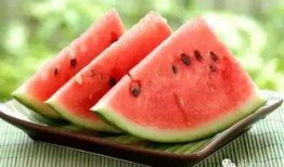 吃瓜丢地上