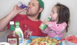 超萌妹妹吃瓜,萌态百出，萌翻你的心