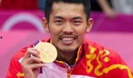 羽毛球男单吃瓜,揭秘羽毛球男单赛场上的“吃瓜”瞬间