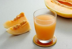 坐着吃哈密瓜,品味哈密瓜的甘甜时光