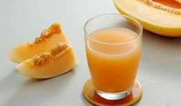 坐着吃哈密瓜,品味哈密瓜的甘甜时光