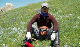 新疆领队吃瓜,瓜果飘香话丰收