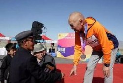 吃瓜跑步的视频,趣味健身两不误