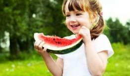 和女儿吃瓜,和女儿一起品味甜蜜的“吃瓜”时光