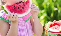 小孩吃西瓜看瓜图片,小家伙看瓜图鉴，西瓜世界里的纯真时光
