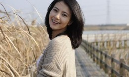 美女和大爷吃瓜,趣味横生场面引热议