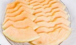 坐着吃哈密瓜,品味哈密瓜的甘甜时光